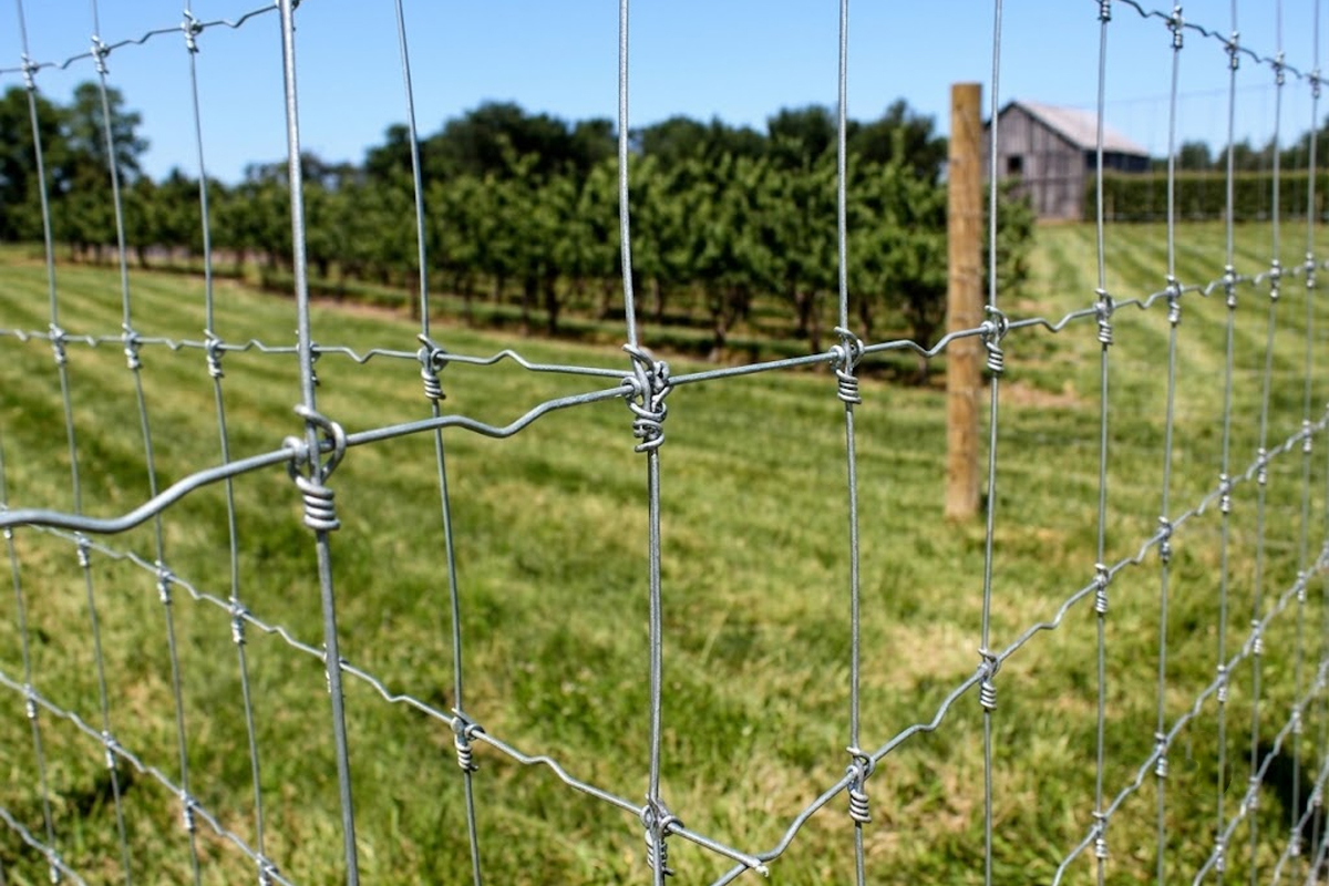 Knotted mesh fencing for agricultural land